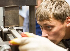 Испытание стальных образцов на изгиб