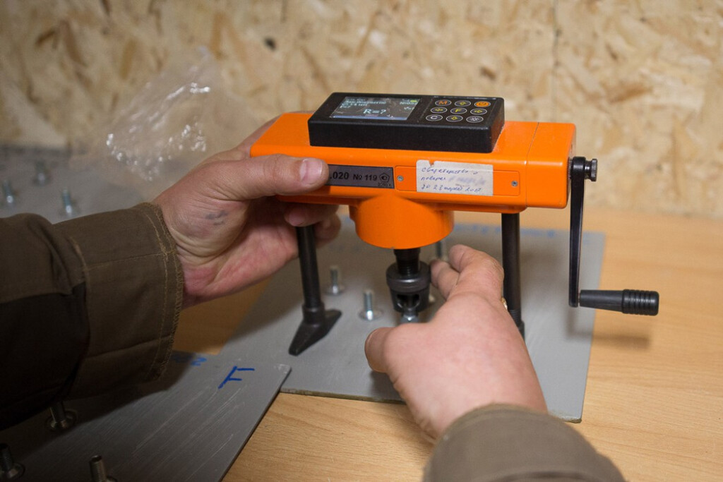 Измерения адгезии краски к металлической пластине