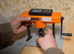 Измерения адгезии краски к металлической пластине