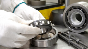 Контроль деталей подшипников качения методами магнитно-люминесцентной и люминесцентной дефектоскопии