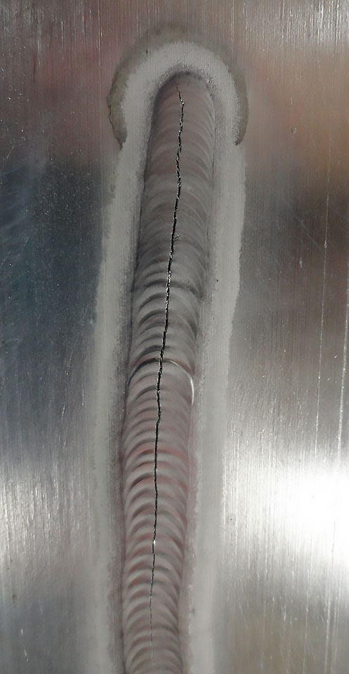 Дефект в виде продольной трещины сварного шва