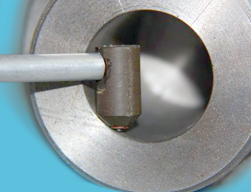 Датчик ТМ07-01 измеряет покрытие на внутренней поверхности детали