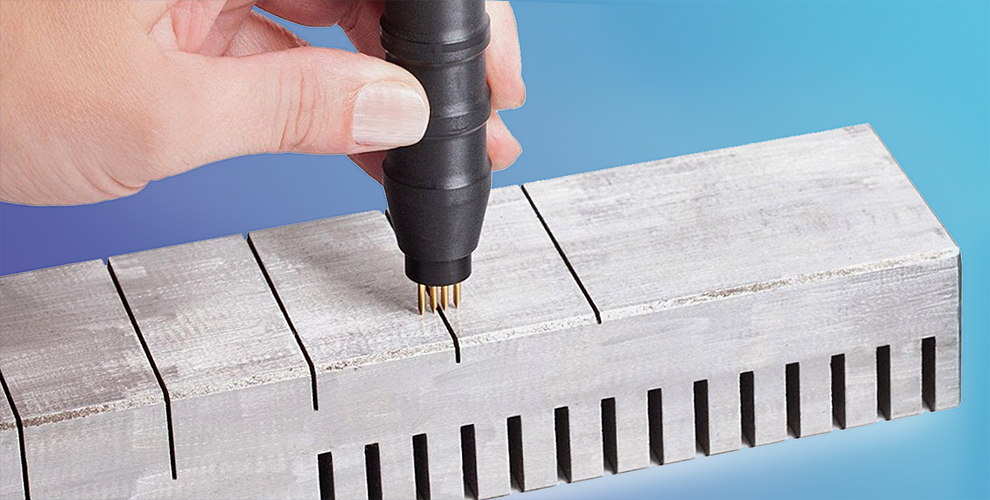 Положение датчика «1×4» трещиномера 281М при измерении трещины на контрольном образце